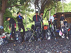 黒い砂利(石)浜からのエントリー