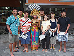 劇場入口にて、記念写真