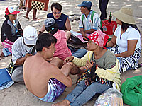 クタビーチ名物?の物売りオバサン3