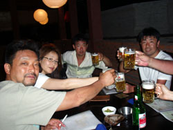 最後のかんぱ〜い!・・4人しか写ってない!