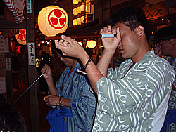 コイタン! 吹き矢は 目でなく口で吹くんだょぉ〜〜!