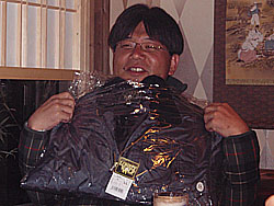 プレゼントを貰い嬉しそうな芦谷君