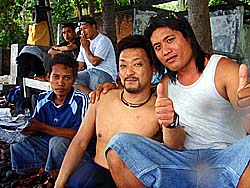 物売りおじさんと記念写真