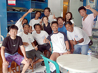 ダイビングスタッフ と 記念写真