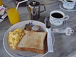 トースト&スクランブルエッグ