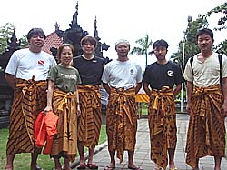 サロンを着けて記念写真