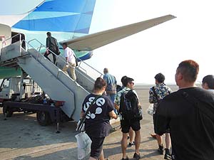 タラップを使って機内へ