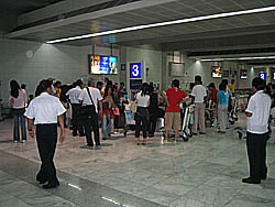 ターンテーブルで荷物を受け取る