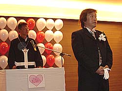 2人を見つめる新郎