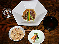 主皿 牛フィレ肉のロースト 飯物 五目ご飯 赤出し 香の物