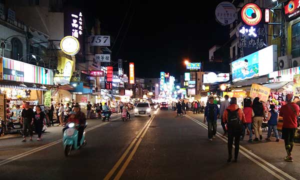 街へと繰り出した