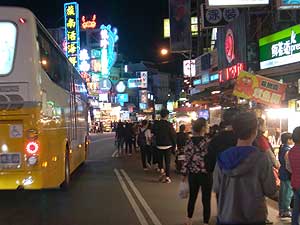 街へと繰り出した