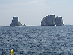 本日のダイビングポイント:ビダナイ島(左)とビダノック島(右)?