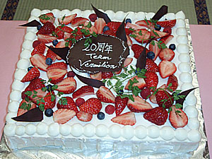 井上氏提供の特大 20周年記念ケーキ