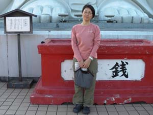 �ω��l�̐^���ŁA�L�O�ʐ^�`�I