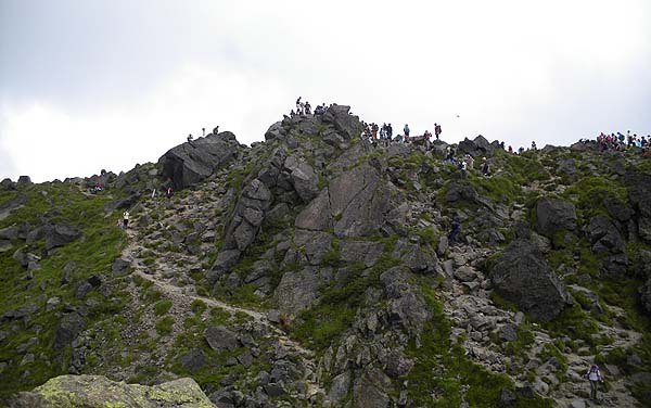 山頂は、びっしりと人だかり