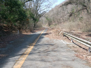 アスファルトの旧道