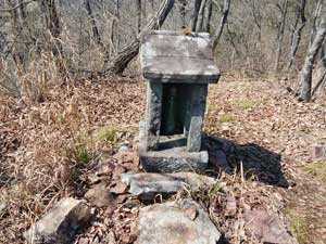 石祠のあるピーク