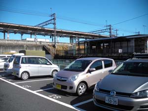 ����w�̉��̒��ԏ�B