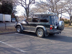 ��R���� �ӂꂠ�������̒��ԏ�ɎԂ��~�߂�