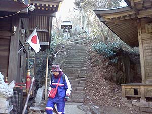 �q�a�E���̐Βi��i�񂾁B