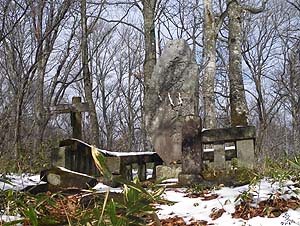 ��ԎR��_�̐Δ�