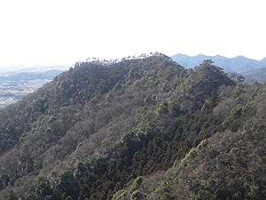 �񏰎R�̑O�ɂ��т��鍂��