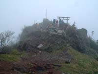 宝剣の刺さった岩