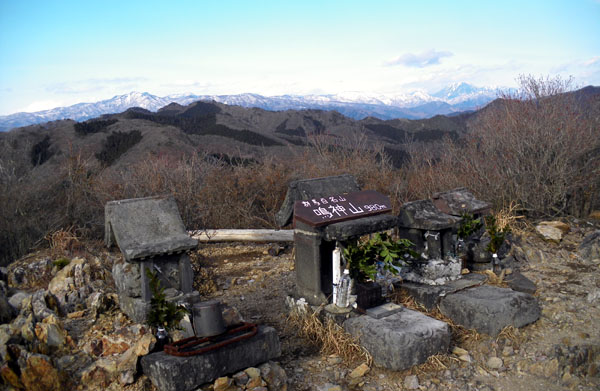 �R������̒��]