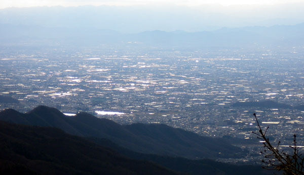 �R������̒��]