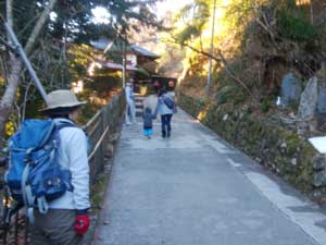 �Q����i��