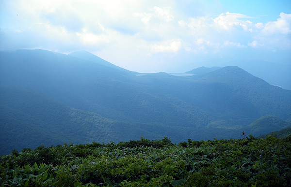 沼原調整池とその左は白笹山