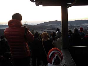 初日の出を待つ人々