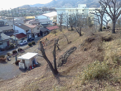 栃木商業高校に続くかの様な尾根道と左側は公園かな