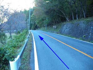 駐車場からの登山口へ向かう
