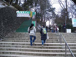 �����R�w����́A����̊K�i��i�񂾁B