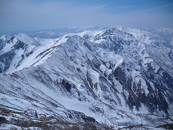 �R������̒��]