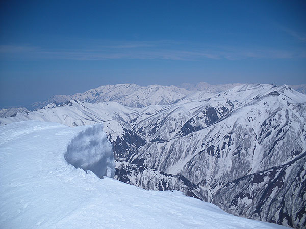 �R������̒��]