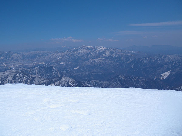 �R������̒��]