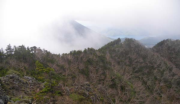雲の切れ間から男体山