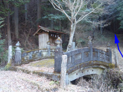 石橋と祠